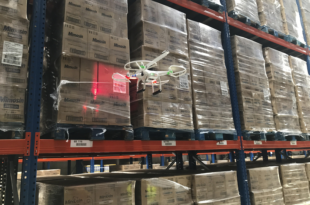 Drones para inventarios. Dron escanea códigos en un almacén