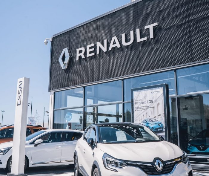 Renault anuncia suspensión de operaciones en Rusia, y evalúa el destino de su empresa conjunta local