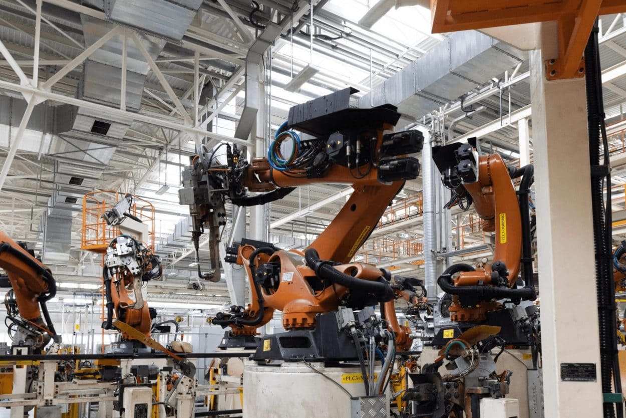 Uso de robots con inteligencia artificial en la manufactura