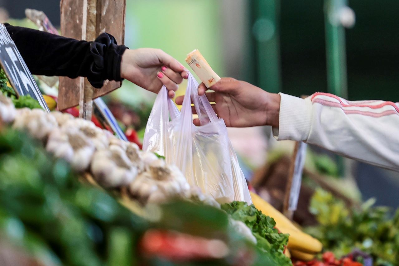 Inflación argentina en mayo se dispara e impacta precios