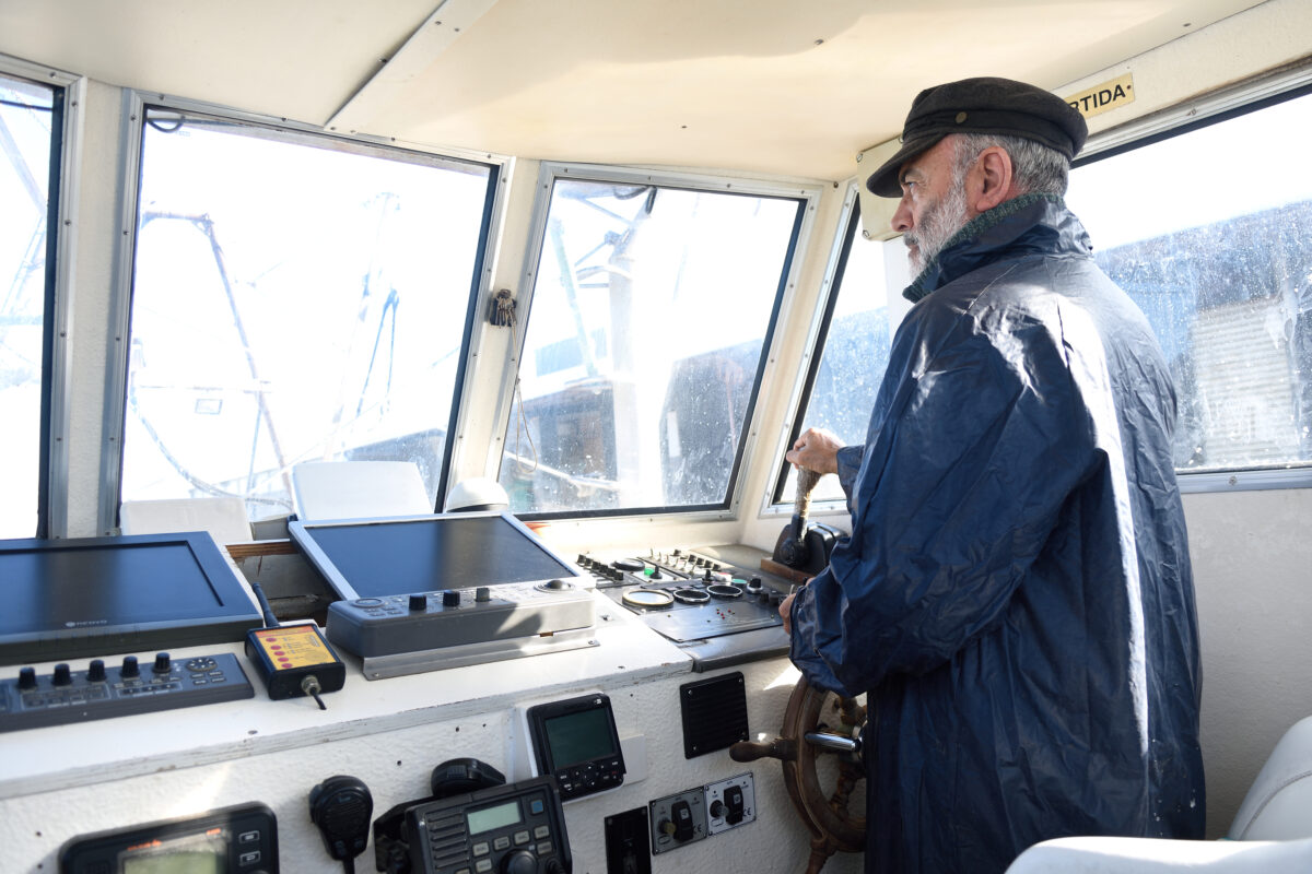 conductor-barco-pesca-gente-mar-scaled