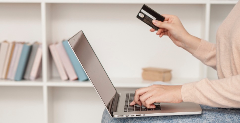 Estudio revela que los mexicanos siguen pagando con tarjetas bancarias.