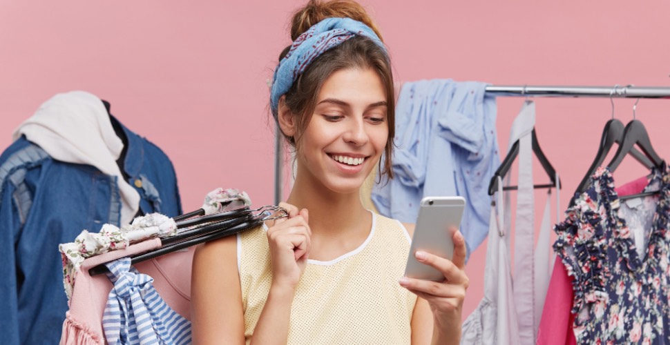 Generación Z utiliza las redes sociales para comprar artículos de moda mexicana.