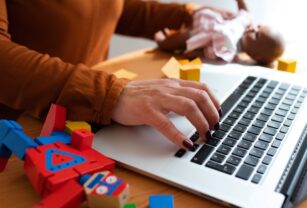 Compradores digitales impulsan comercio de juguetes.