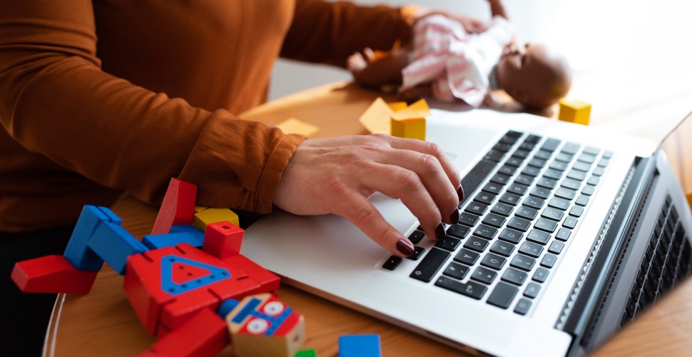 Compradores digitales impulsan comercio de juguetes.