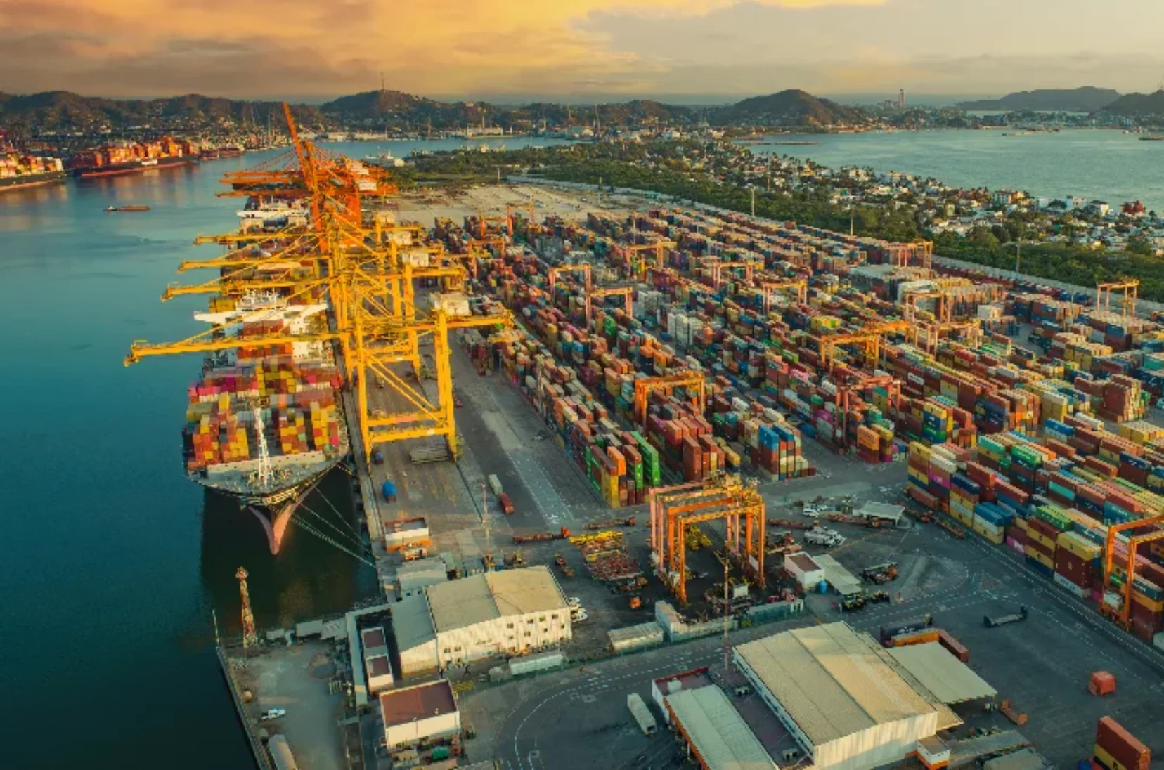 Puerto de Manzanillo abre 2026 con récord en contenedores y ajuste en toneladas