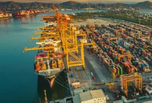 Puerto de Manzanillo abre 2026 con récord en contenedores y ajuste en toneladas