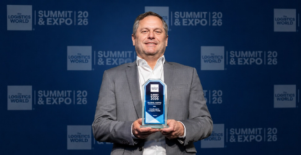 Miguel Cavazza es director de cadena de Suministro de OXXO México, donde encabeza la estrategia de abastecimiento y logística para una red de más de 24,000 tiendas en el país.